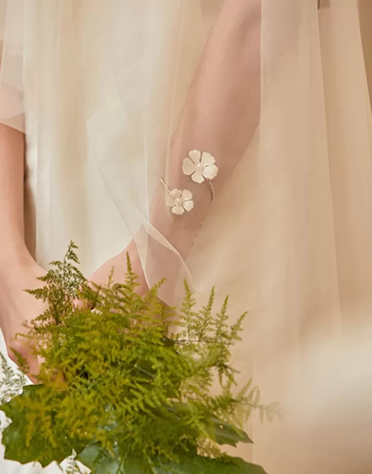 adjustable_santorini_bianco_bridal_bracelet_with_nacre_flowers_and_pearls_4.webp Cheap Majorica Adjustable Santorini Bianco Bridal Bracelet With Nacre Flowers And Pearls