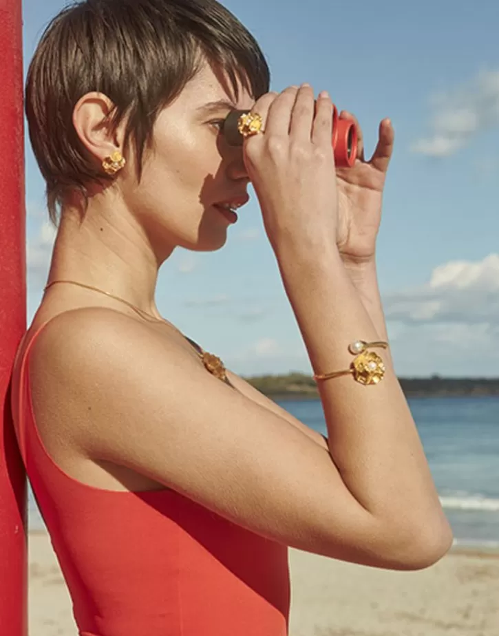 clavelina_bangle_bracelet_with_round_white_pearls_4.webp Outlet Majorica Clavelina Bangle Bracelet With Round White Pearls