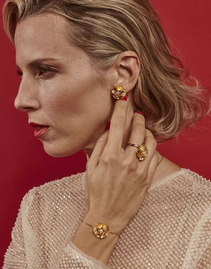 clavelina_short_earrings_with_a_white_pearl_2.webp Shop Majorica Clavelina Short Earrings With A White Pearl