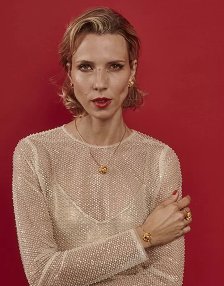 clavelina_short_earrings_with_a_white_pearl_3.webp Shop Majorica Clavelina Short Earrings With A White Pearl