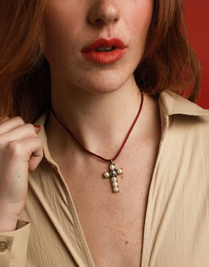 crosses_collection_gold_pendant_with_white_and_gray_halfpearl_3.webp Online Majorica Crosses Collection Gold Pendant With White And Gray Half-Pearl