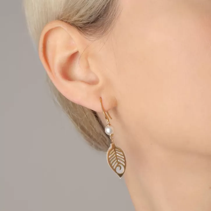 dafne_earrings_with_hanging_motherofpearl_leaves_2.webp Best Majorica Dafne Earrings With Hanging Mother-Of-Pearl Leaves