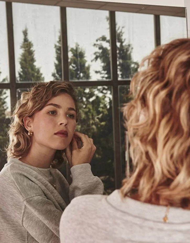 etna_small_hoop_earrings_in_goldplated_silver_3.webp Clearance Majorica Etna Small Hoop Earrings In Gold-Plated Silver