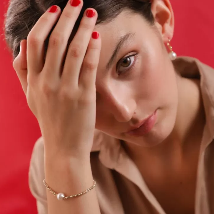 gold_plated_chain_bracelet_nuada_in_steel_and_white_pearl_2.webp New Majorica Gold Plated Chain Bracelet Nuada In Steel And White Pearl