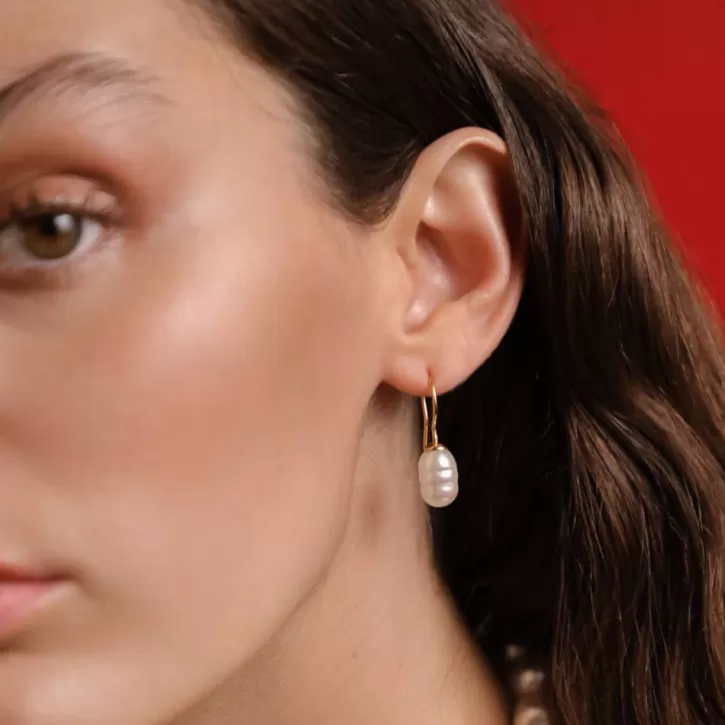 gold_plated_earrings_tender_with_8mm_barroque_pearl_2.webp Online Majorica Gold Plated Earrings Tender With 8Mm Barroque Pearl