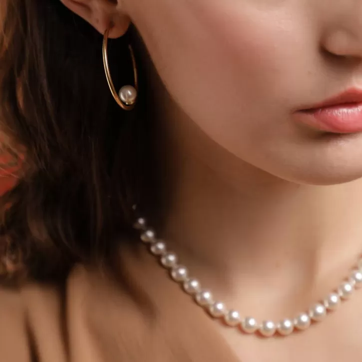 gold_plated_necklace_lyra_with_8mm_white_pearl_40cm_tab_lock_3.webp Store Majorica Gold Plated Necklace Lyra With 8Mm White Pearl 40Cm Tab Lock