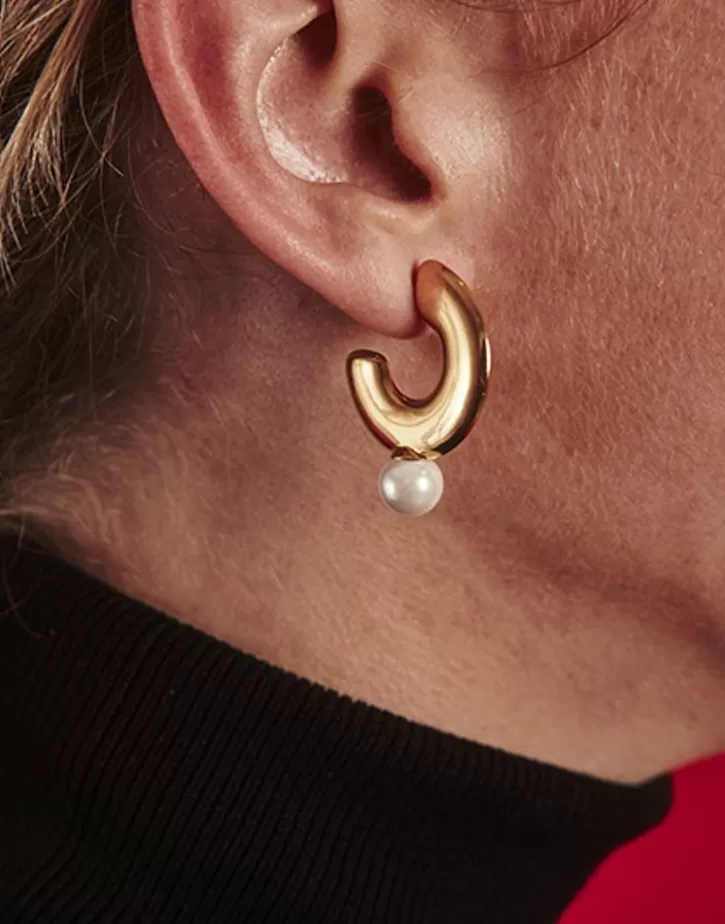 juno_medium_hoop_earrings_in_gold_steel_and_pearl_3.webp Sale Majorica Juno Medium Hoop Earrings In Gold Steel And Pearl