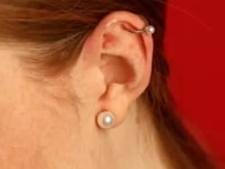 kea_gold_earcuff_earring_with_round_central_pearl_2.webp Shop Majorica Kea Gold Earcuff Earring With Round Central Pearl