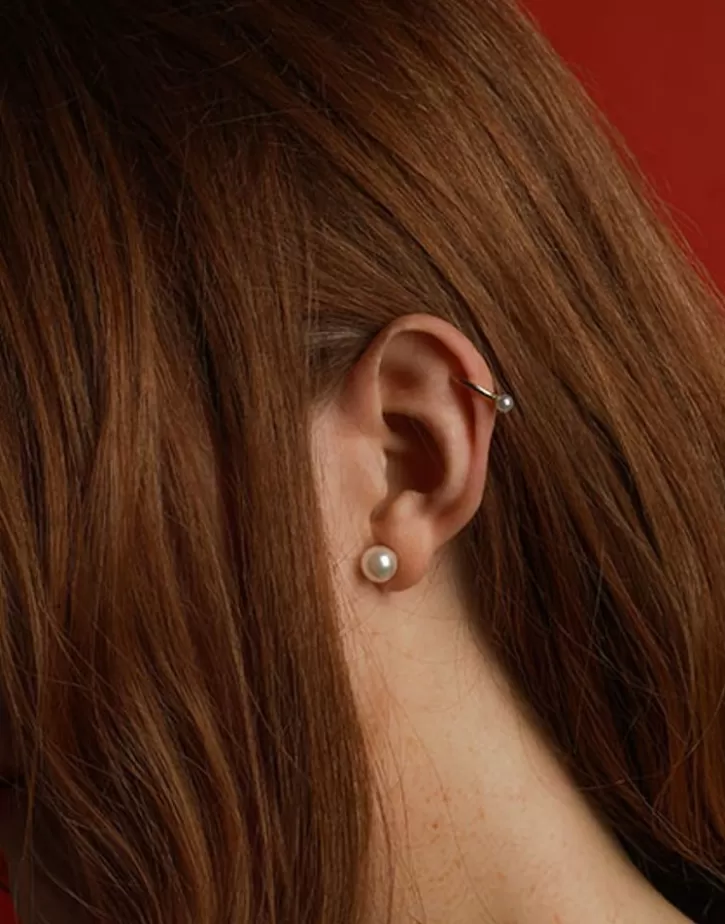 kea_gold_earcuff_earring_with_round_central_pearl_3.webp Shop Majorica Kea Gold Earcuff Earring With Round Central Pearl