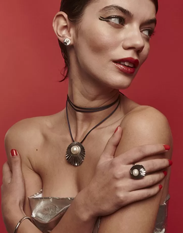 large_le_palm_steel_ring_with_white_pearl_2.webp Discount Majorica Large Le Palm Steel Ring With White Pearl