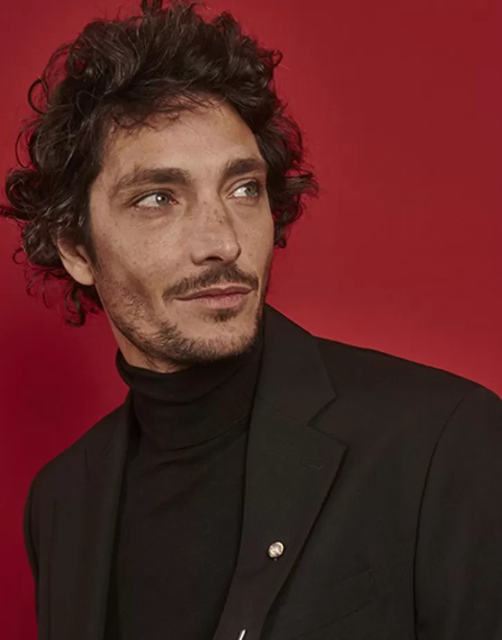 le_club_long_gold_steel_broach_with_logo_and_white_half_pearl_3.webp Clearance Majorica Le Club Long Gold Steel Broach With Logo And White Half Pearl