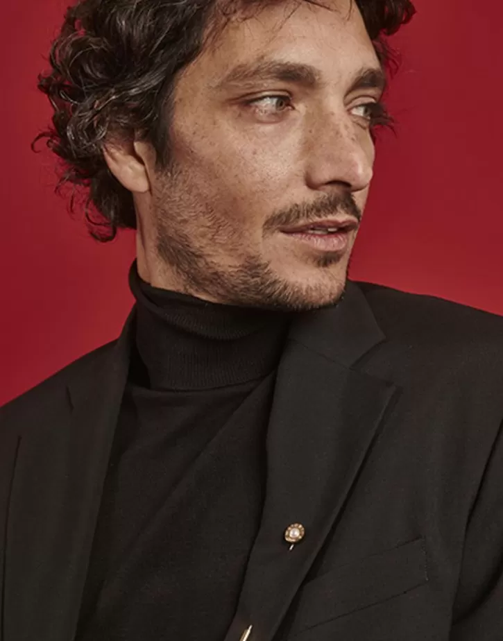 le_club_long_gold_steel_broach_with_logo_and_white_half_pearl_4.webp Clearance Majorica Le Club Long Gold Steel Broach With Logo And White Half Pearl