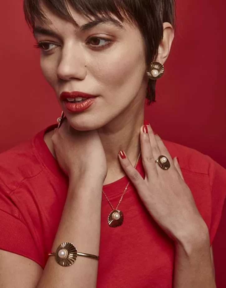 le_palm_pearl_goldsteel_earrings_with_omega_clasp_2.webp Cheap Majorica Le Palm Pearl Gold-Steel Earrings With Omega Clasp