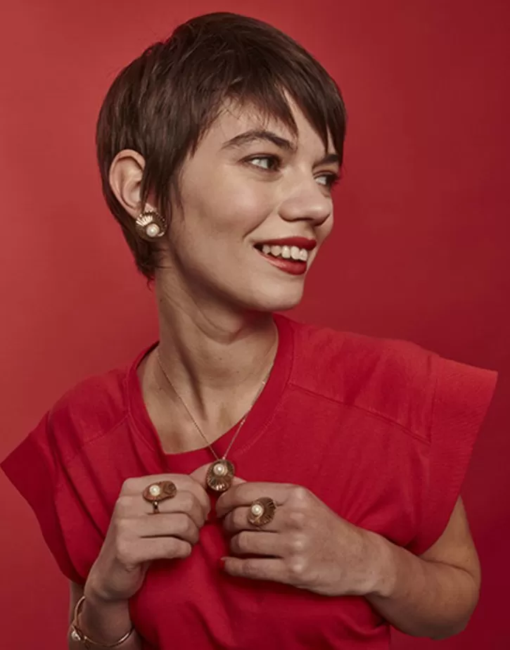 le_palm_pearl_goldsteel_earrings_with_omega_clasp_3.webp Cheap Majorica Le Palm Pearl Gold-Steel Earrings With Omega Clasp