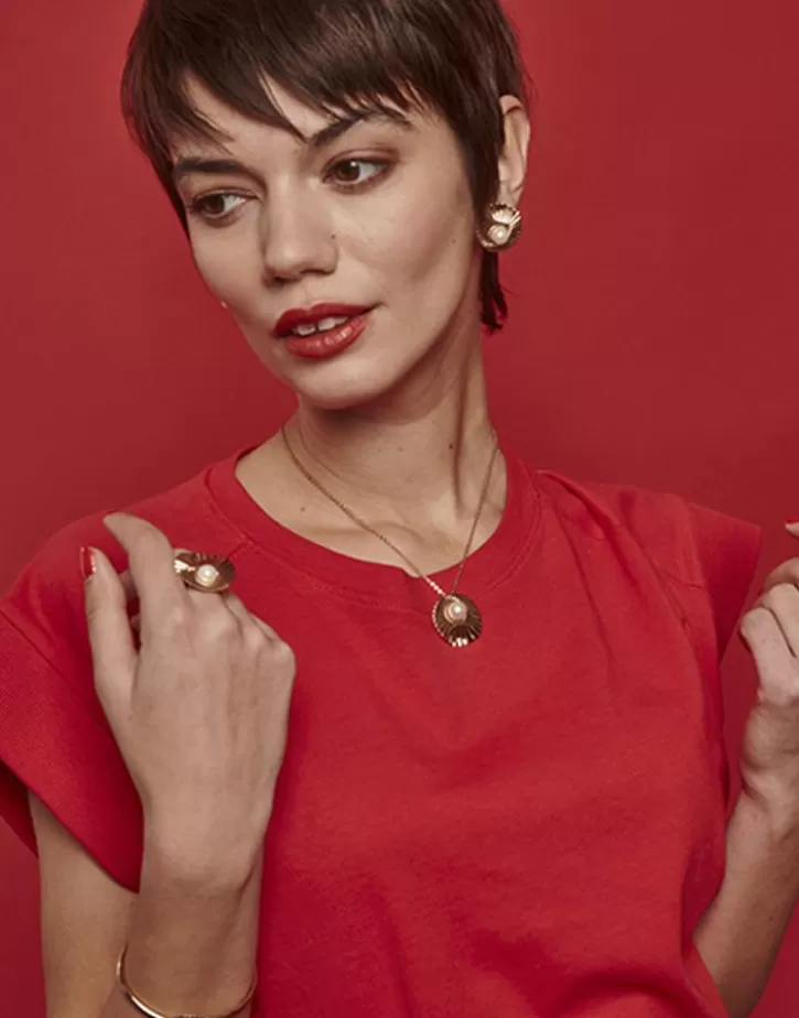 le_palm_pearl_goldsteel_earrings_with_omega_clasp_4.webp Cheap Majorica Le Palm Pearl Gold-Steel Earrings With Omega Clasp