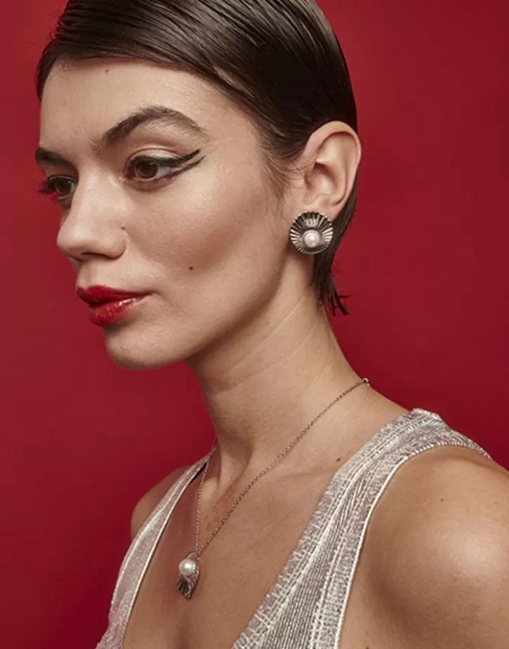 le_palm_pearl_steel_earrings_with_omega_clasp_3.webp Hot Majorica Le Palm Pearl Steel Earrings With Omega Clasp