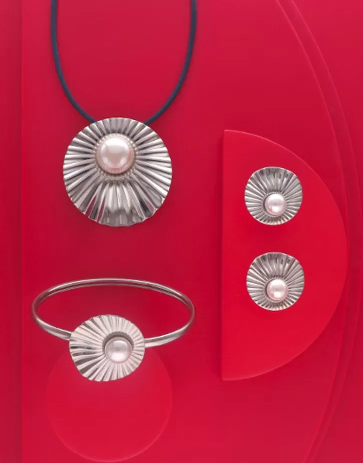 le_palm_pearl_steel_earrings_with_omega_clasp_4.webp Hot Majorica Le Palm Pearl Steel Earrings With Omega Clasp