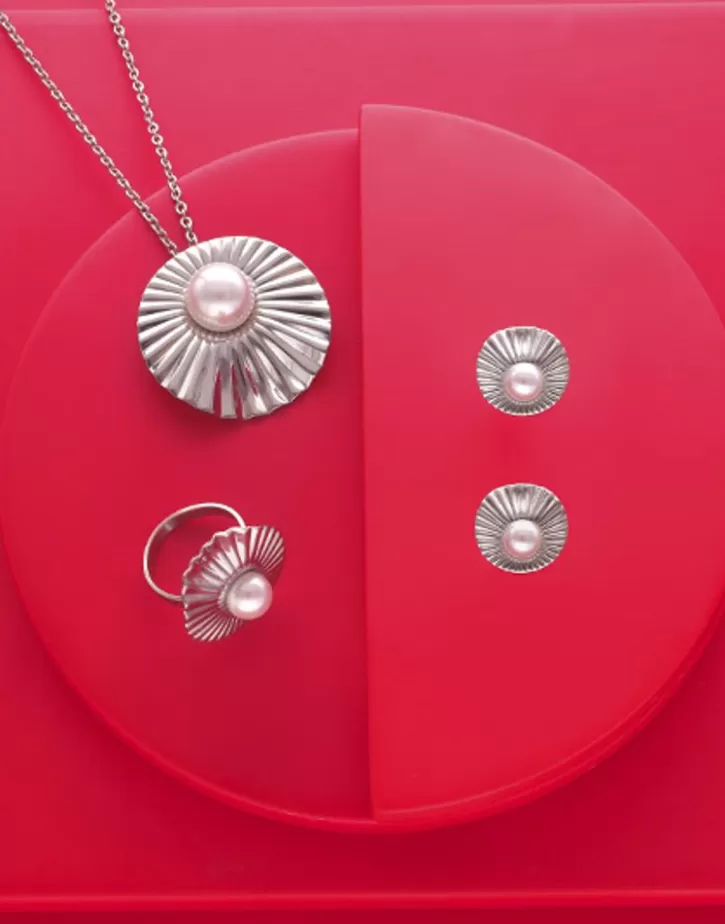 le_palm_pearl_steel_short_earrings_4.webp Shop Majorica Le Palm Pearl Steel Short Earrings