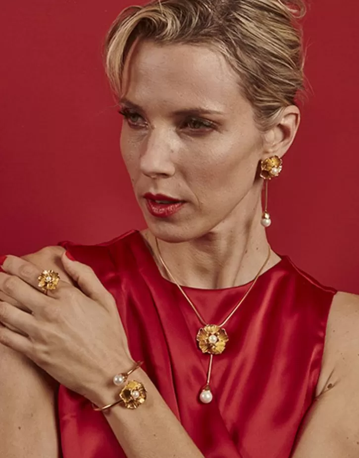 long_clavelina_earrings_with_pearls_and_omega_clasp_3.webp Outlet Majorica Long Clavelina Earrings With Pearls And Omega Clasp