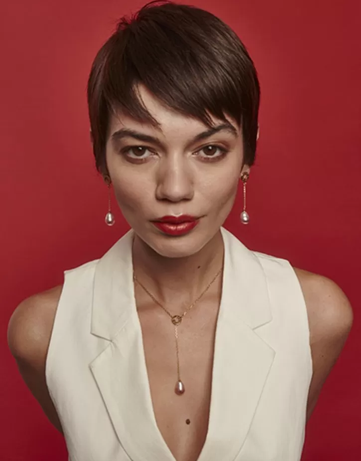 long_luar_earrings_with_ruby_red_gradient_baroque_pearls_4.webp Shop Majorica Long Luar Earrings With Ruby Red Gradient Baroque Pearls