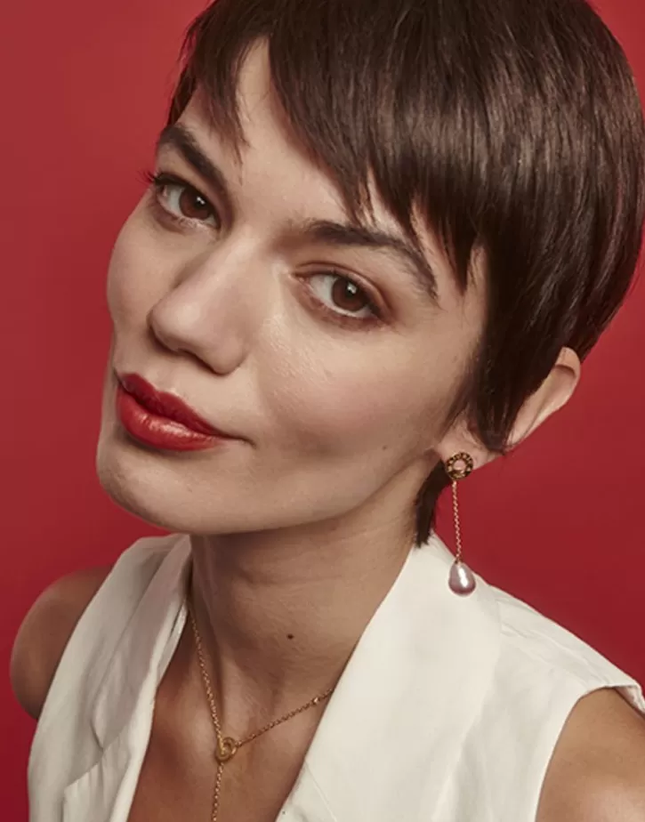 long_luar_earrings_with_ruby_red_gradient_baroque_pearls_5.webp Shop Majorica Long Luar Earrings With Ruby Red Gradient Baroque Pearls