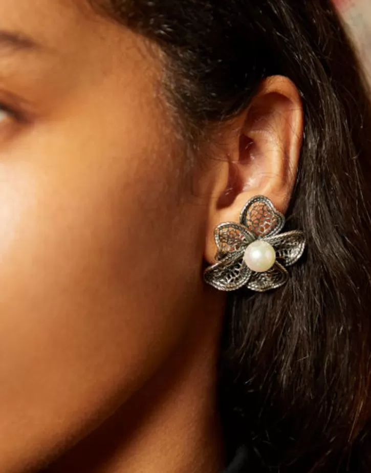 Fashion Majorica Pearl Filigree Flower Earrings Peregrina
