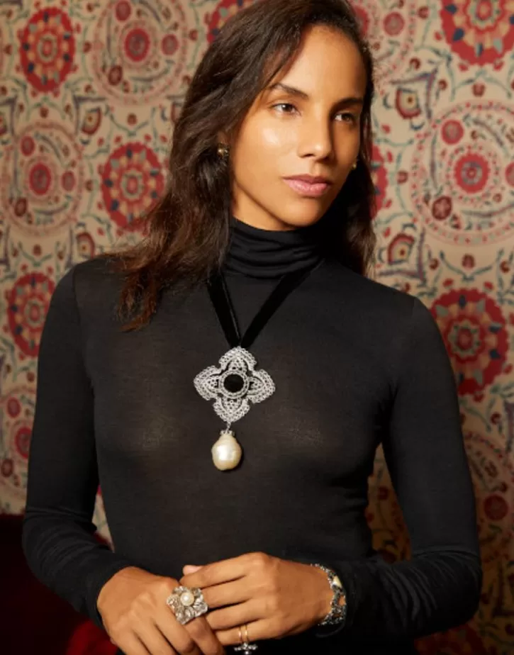 peregrina_pendant_with_onyx_and_baroque_pearl_7.webp Cheap Majorica Peregrina Pendant With Onyx And Baroque Pearl