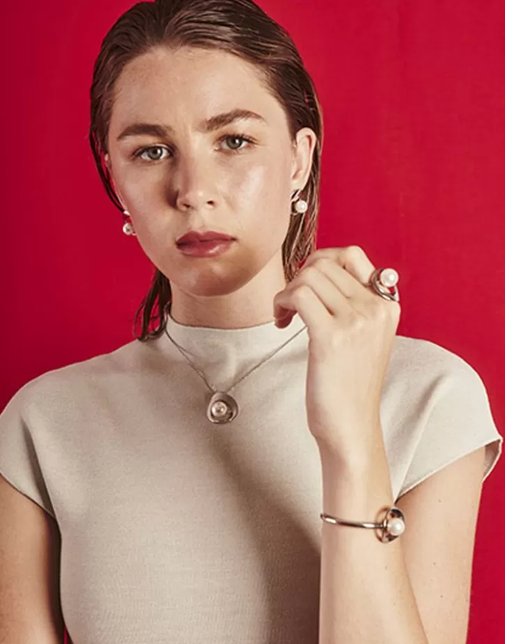 petra_bangle_in_steel_and_white_pearl_2.webp New Majorica Petra Bangle In Steel And White Pearl