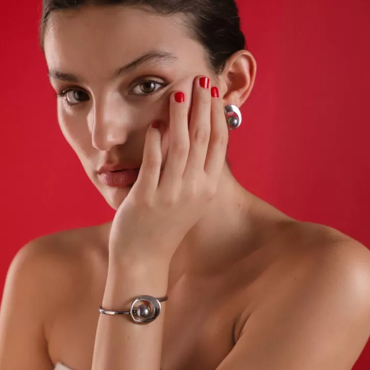 petra_bangle_in_steel_with_grey_pearl_2.webp Cheap Majorica Petra Bangle In Steel With Grey Pearl