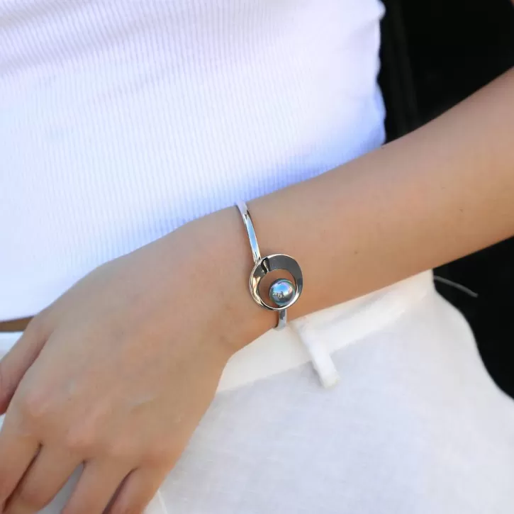 petra_bangle_in_steel_with_grey_pearl_3.webp Cheap Majorica Petra Bangle In Steel With Grey Pearl