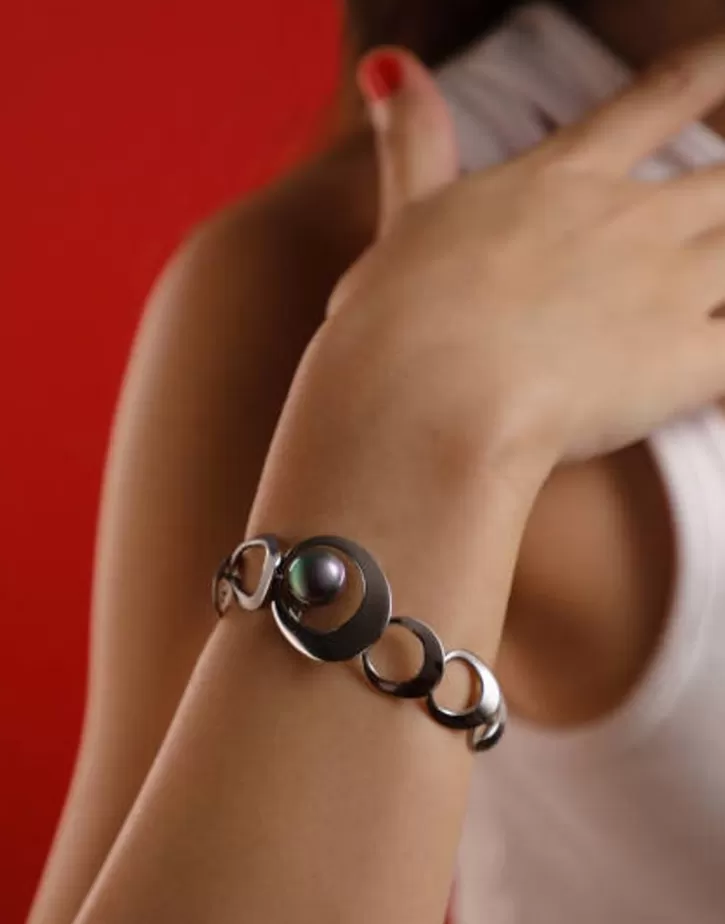 petra_chain_bracelet_steel_with_grey_pearl_4.webp Shop Majorica Petra Chain Bracelet Steel With Grey Pearl