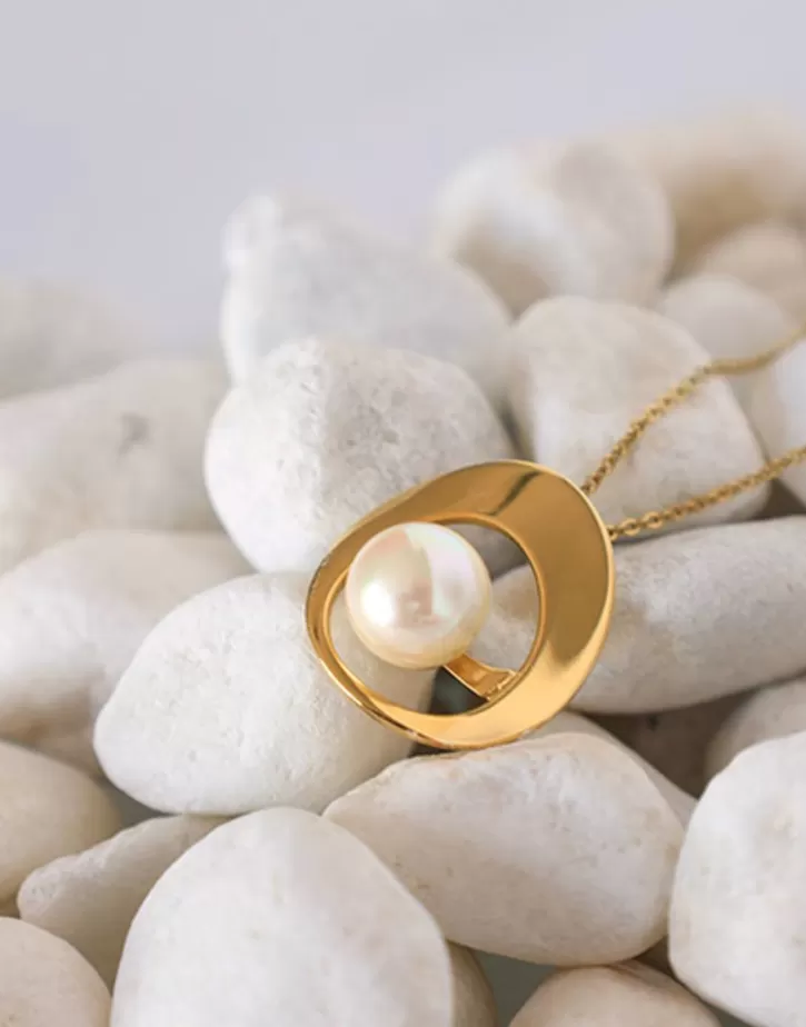 petra_pendant_with_pearl_and_gold_steel_chain_2.webp Cheap Majorica Petra Pendant With Pearl And Gold Steel Chain