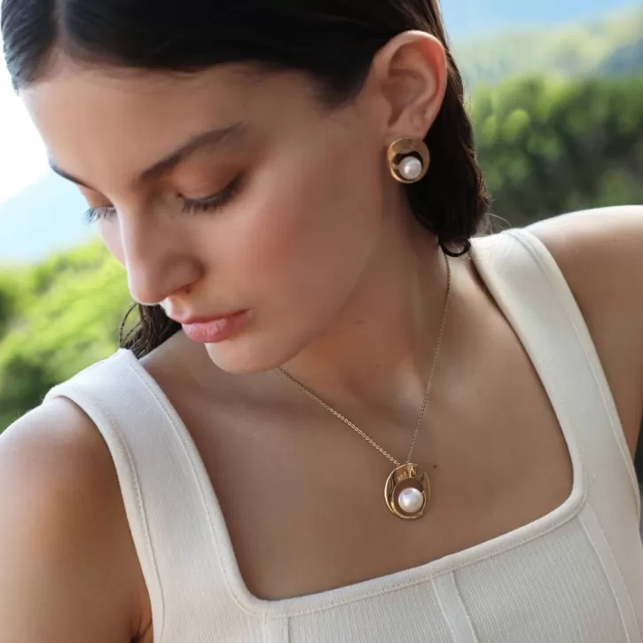 petra_pendant_with_pearl_and_gold_steel_chain_4.webp Cheap Majorica Petra Pendant With Pearl And Gold Steel Chain