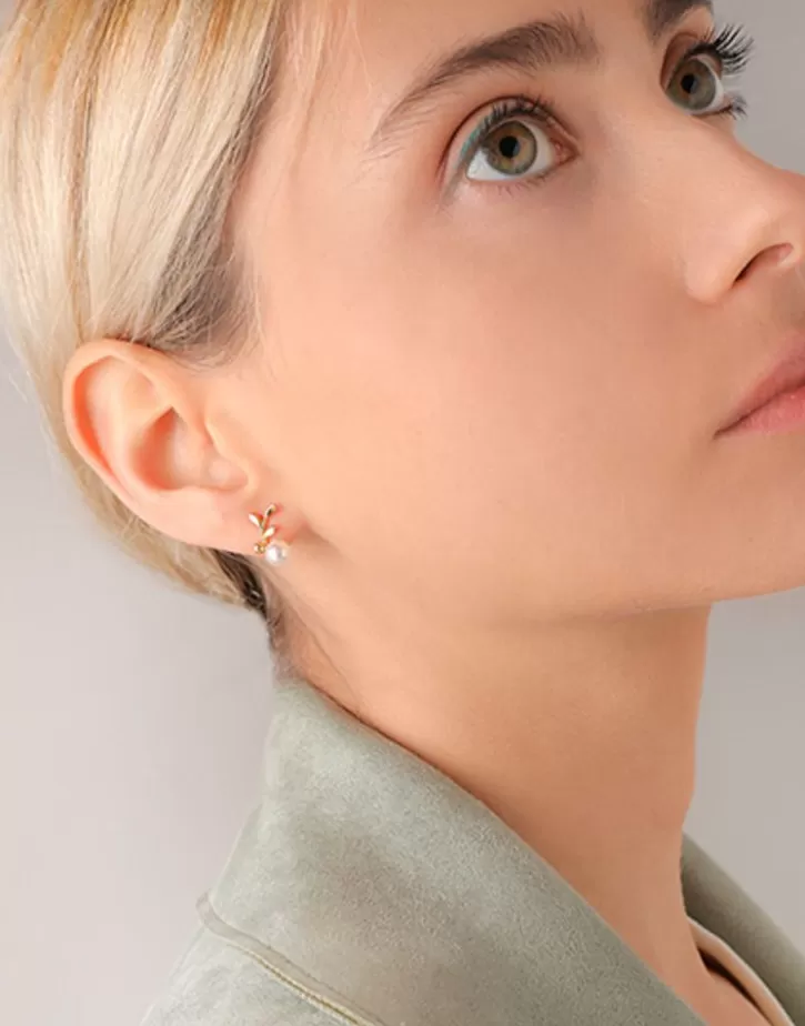 Shop Majorica Romea Short Earrings In Gold-Plated Silver And White Pearl