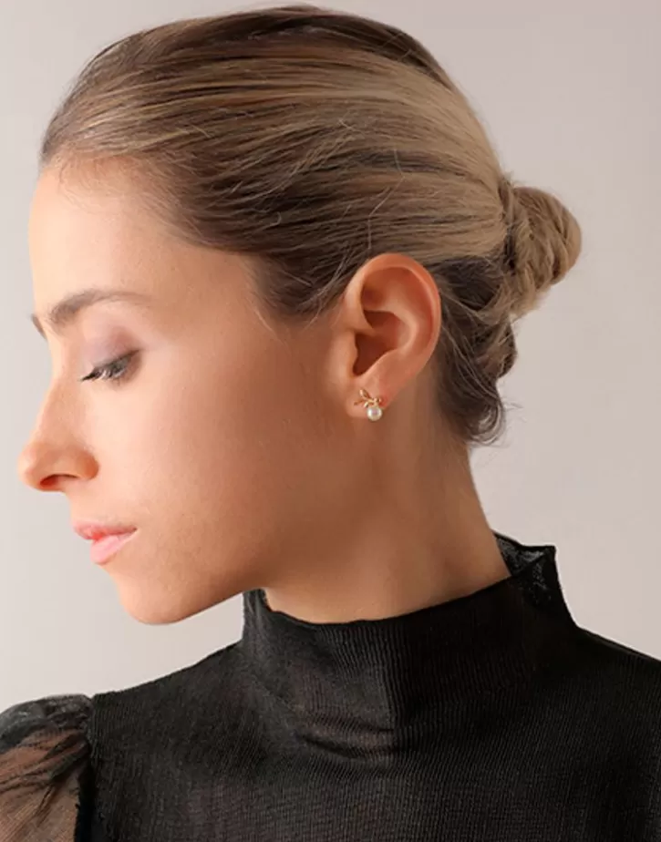 romea_short_earrings_in_goldplated_silver_and_white_pearl_2.webp Shop Majorica Romea Short Earrings In Gold-Plated Silver And White Pearl