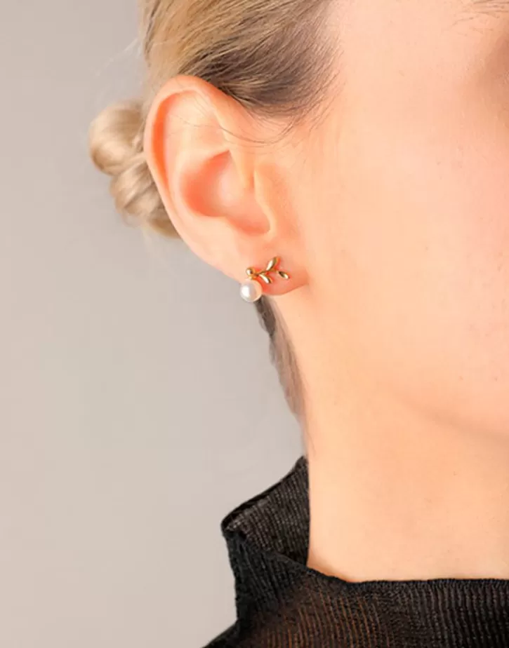 romea_short_earrings_in_goldplated_silver_and_white_pearl_4.webp Shop Majorica Romea Short Earrings In Gold-Plated Silver And White Pearl