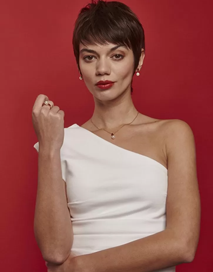 selene_goldplated_necklace_with_pearl_and_ruby_red_zirconia_2.webp Outlet Majorica Selene Gold-Plated Necklace With Pearl And Ruby Red Zirconia