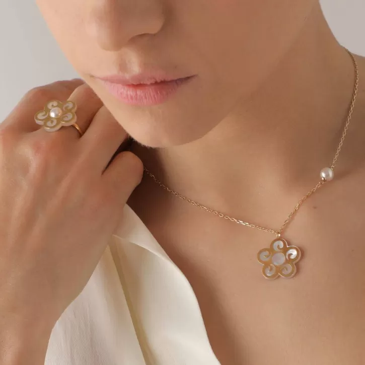 Fashion Majorica Short Roxana Necklace With A Mother-Of-Pearl Flower Charm
