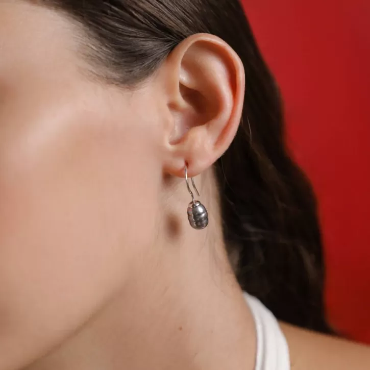 silver_earrings_tender_8mm_gray_baroque_pearl_2.webp Outlet Majorica Silver Earrings Tender 8Mm Gray Baroque Pearl